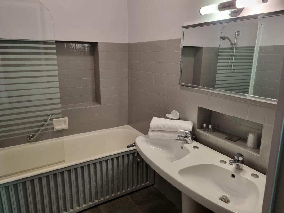 Hotel Le Comty Feurs 외부 사진